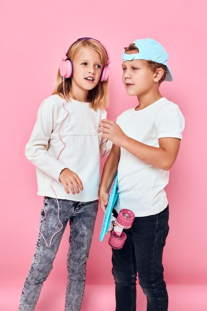 Photo portrait of smiling couple standing against pink background