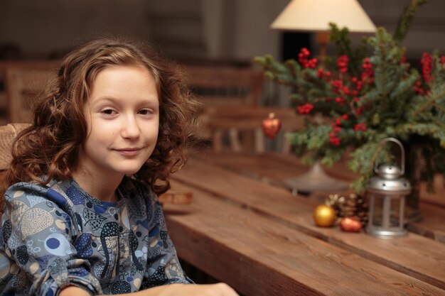 Photo portrait of smiling curly little girl indoorsxa