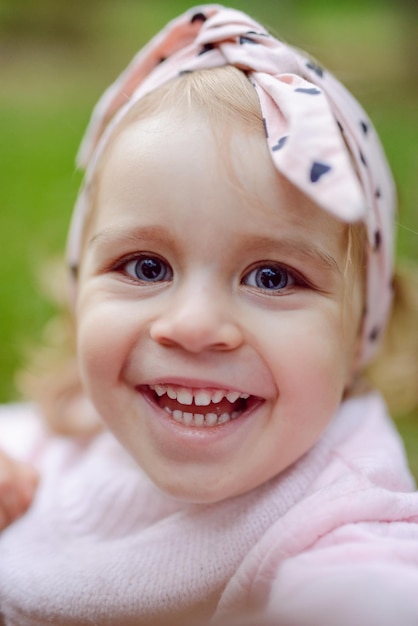 Photo portrait of smiling cute girl