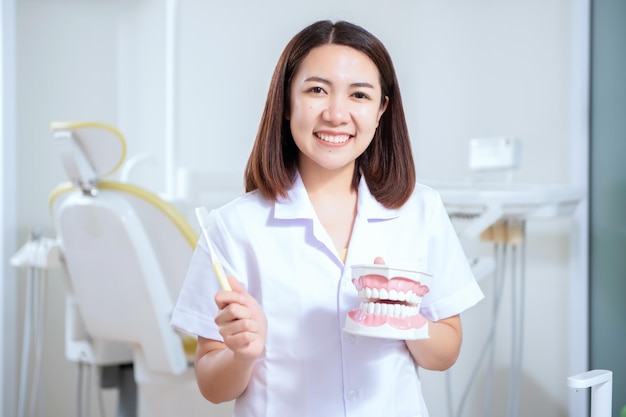 웃는 치과의사가 의료 클리닉에 서 있는 초상화