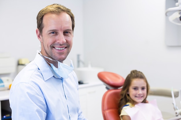 Foto ritratto di sorridente dentista e giovane paziente