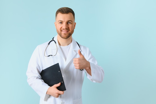 Портрет улыбающегося врача на синем фоне Концепция здравоохранения