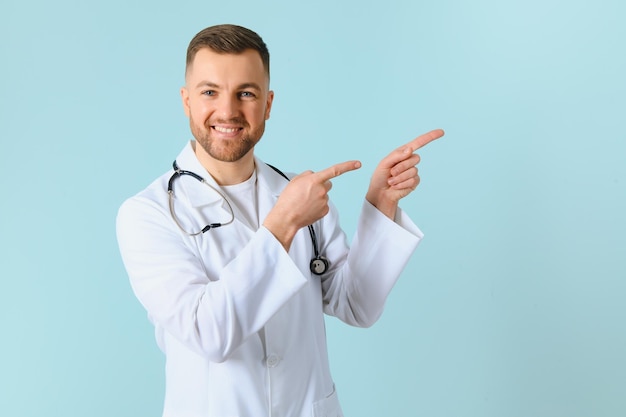 Портрет улыбающегося врача на синем фоне Концепция здравоохранения