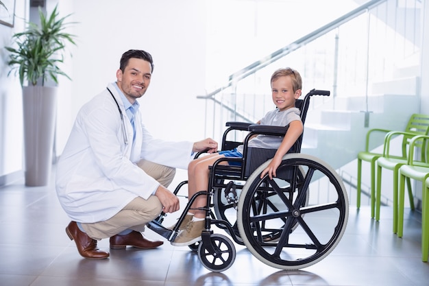 Портрет улыбающегося доктора и мальчика-инвалида