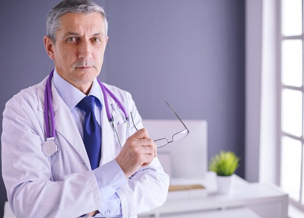 Photo portrait of a smiling doctor in his bright office