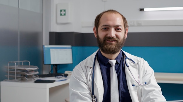 Портрет улыбающегося врача в больнице