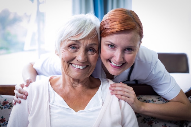 Ritratto di medico e paziente sorridenti