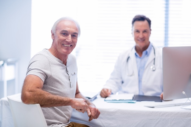 Photo portrait of smiling doctor and senior man