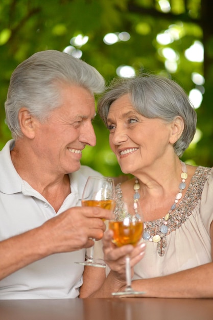 ワインを飲む笑顔の老夫婦の肖像画