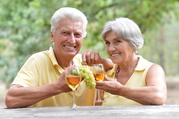 ワインを飲む笑顔の老夫婦の肖像画