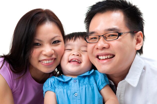 Foto ritratto di una famiglia sorridente su uno sfondo bianco