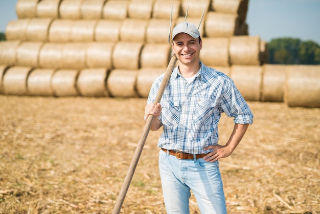 Портрет улыбающегося фермера в его поле