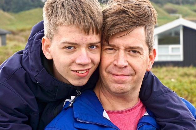 Foto ritratto di un padre e di un figlio sorridenti