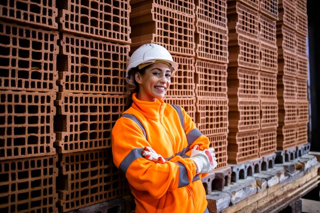 Photo portrait of smiling female construction worker in safety equipment and hard hat