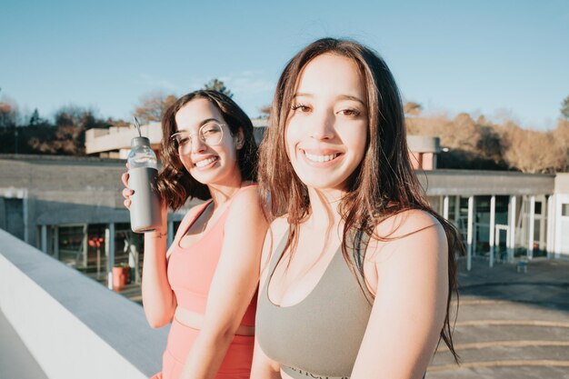 Photo portrait of smiling female friends standing outdoors