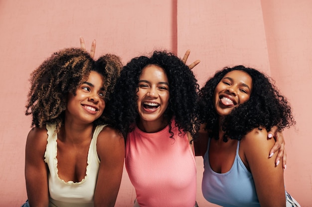 Photo portrait of smiling females against wall