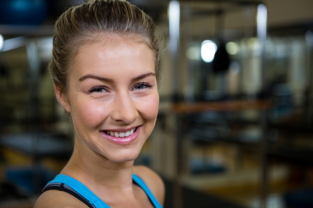 Foto ritratto di donna sorridente in forma