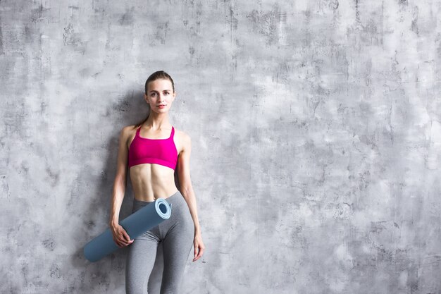 Foto ritratto sorridente fitness donna azienda yoga