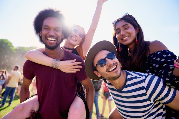 Photo portrait of smiling friends against sky