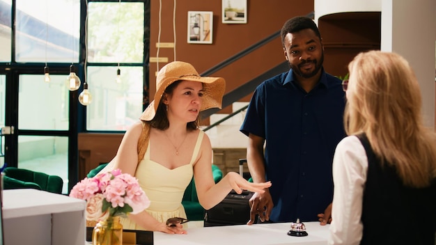 Photo portrait of smiling friends in cafe