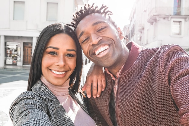 Photo portrait of smiling friends enjoying in city