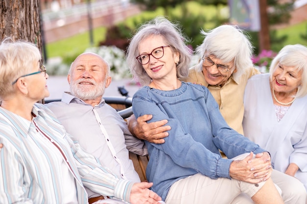 Photo portrait of smiling friends enjoying at home