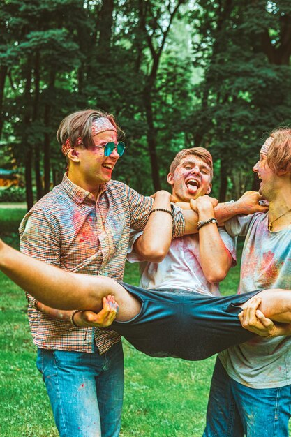 Photo portrait of smiling friends enjoying in park