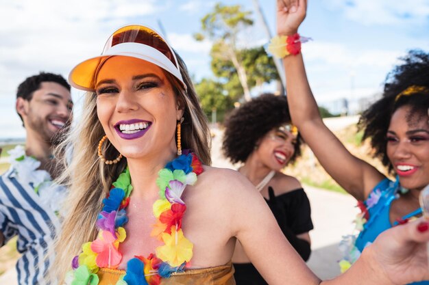 Foto ritratto di amici sorridenti che si divertono a festeggiare