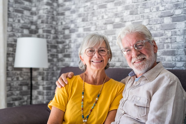 Photo portrait of smiling friends standing against wall