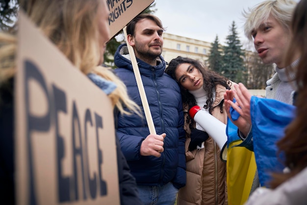 Портрет улыбающихся друзей, стоящих в городе.