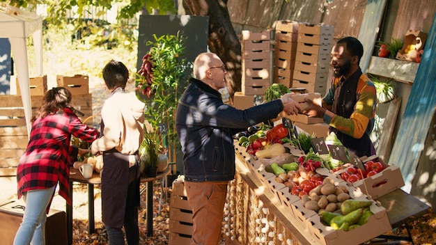 Foto ritratto di amici sorridenti in piedi al mercato