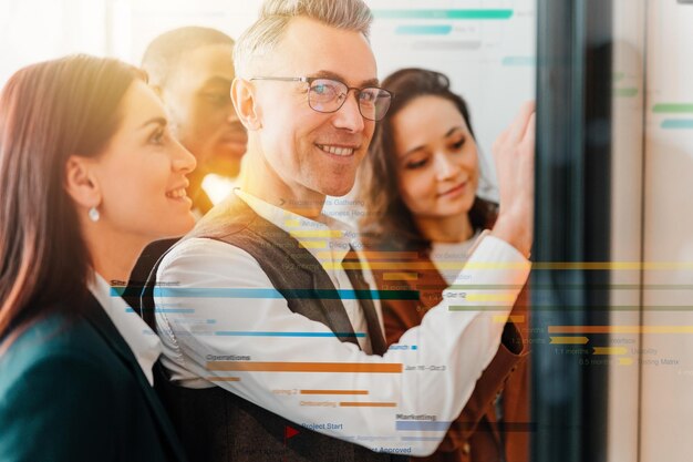 Photo portrait of smiling friends standing in office