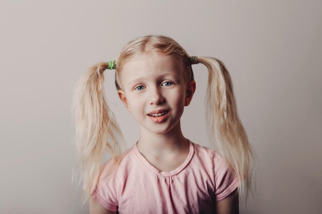 Photo portrait of smiling girl against colored background