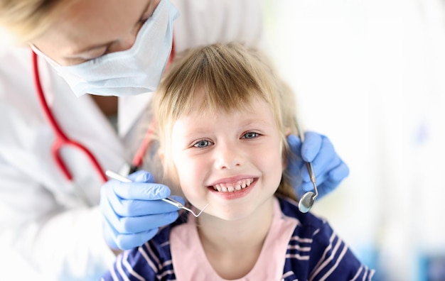 Портрет улыбающейся девушки на приеме у стоматолога