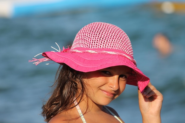 Photo portrait of smiling girl in hat
