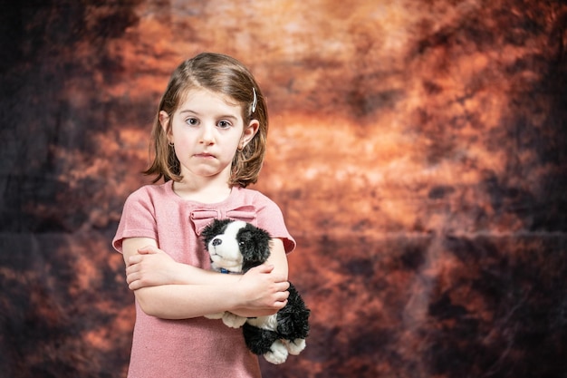 Photo portrait of a smiling girl holding camera