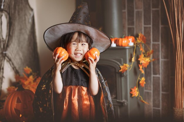 Photo portrait of smiling girl holding pumpkin