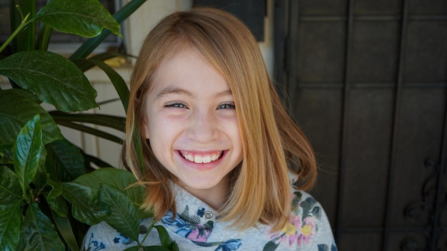 Photo portrait of smiling girl at home