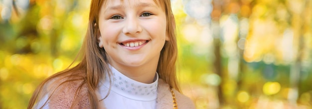 Foto ritratto di una ragazza sorridente nel parco durante l'autunno
