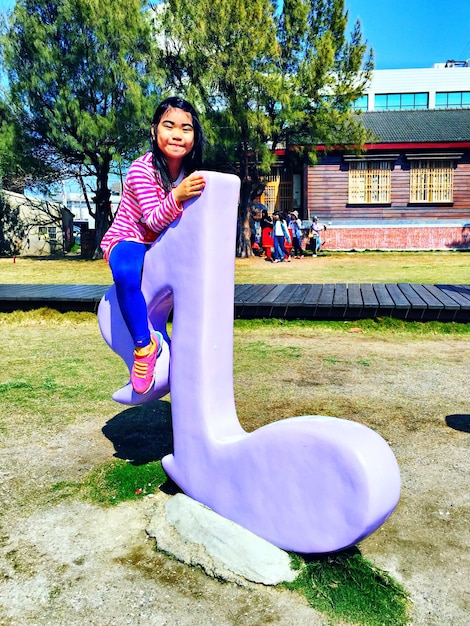 Photo portrait of smiling girl playing at park