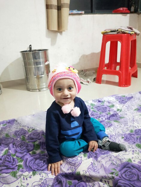 Photo portrait of smiling girl sitting at home