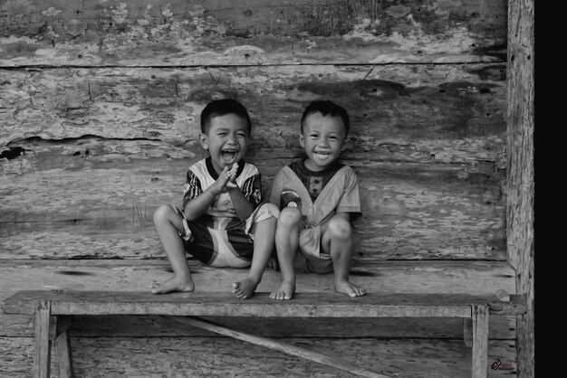 Photo portrait of smiling girl sitting outdoors