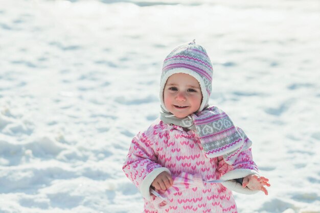 Photo portrait of smiling girl in snow