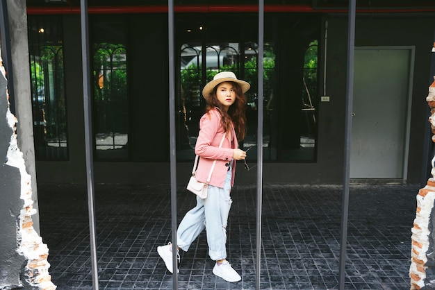 유리 벽에 서 있는 웃는 소녀의 초상화
