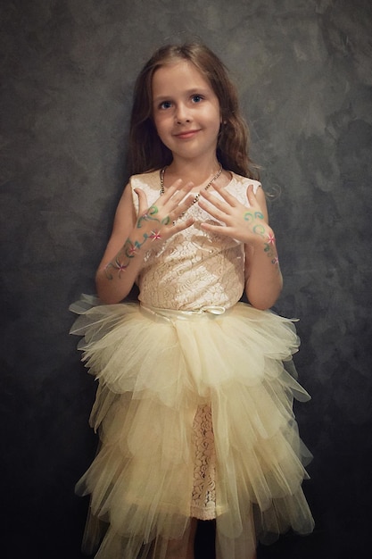 Photo portrait of smiling girl standing against wall