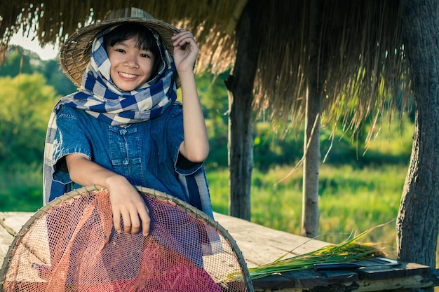 Photo portrait of smiling girl standing in farm