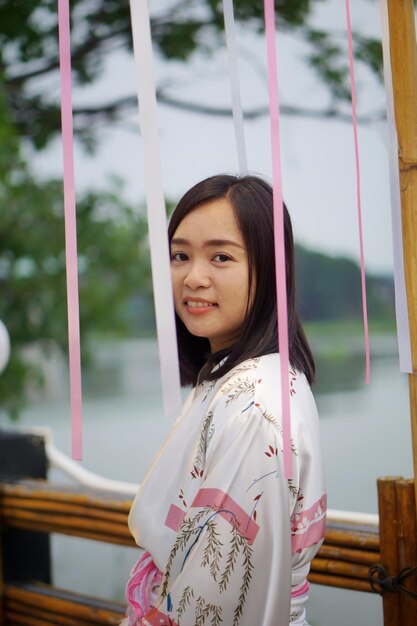 Photo portrait of smiling girl standing outdoors