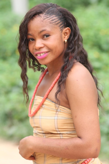 Photo portrait of smiling girl standing outdoors