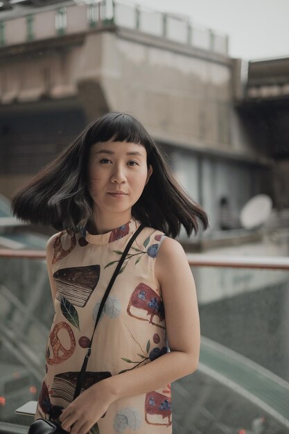 Photo portrait of smiling girl standing outdoors