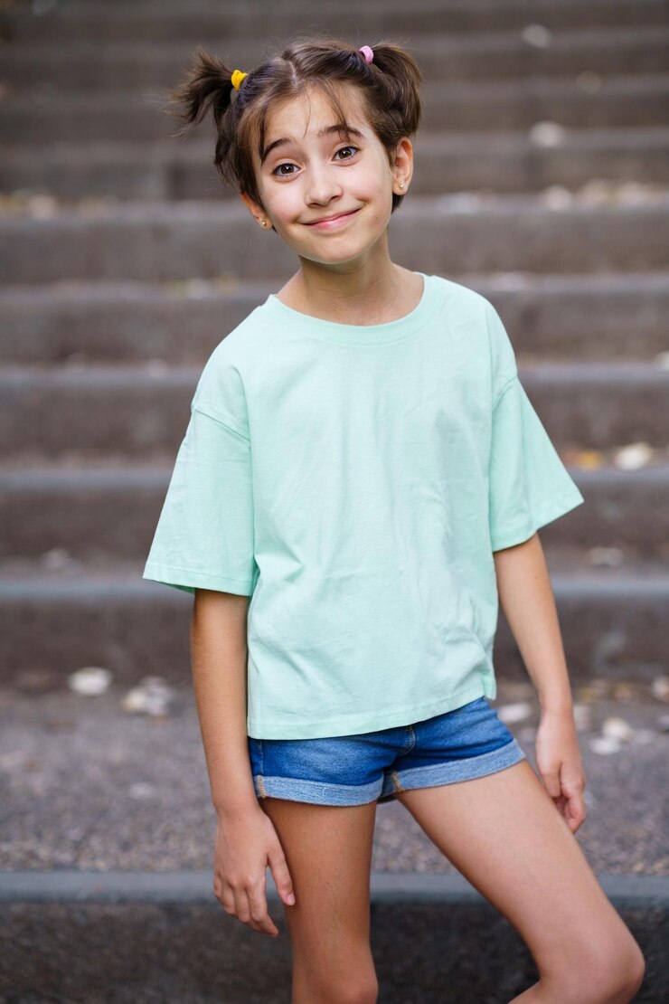 Photo portrait of smiling girl standing outdoors